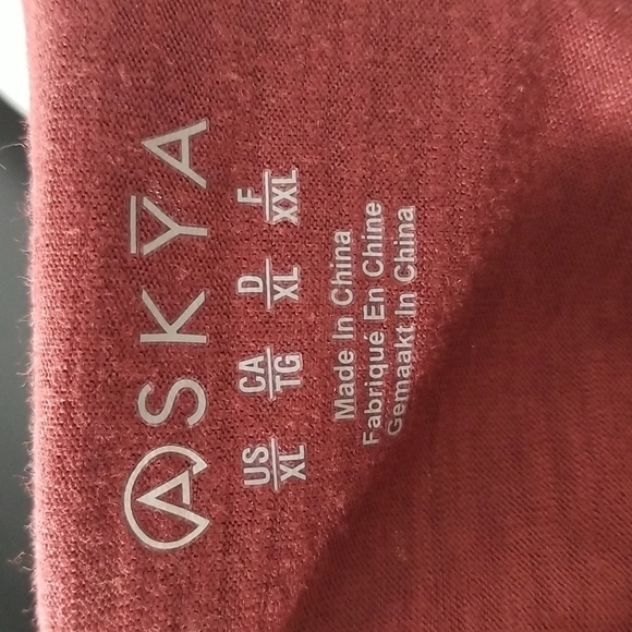 ASKYA LS XL TOP WITH OPEN SLIT BACK OR TIE IN BURGUNDY - Picture 7 of 8